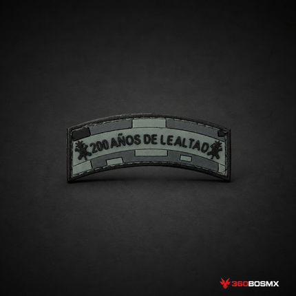 Parche 200 Años de Lealtad QZ00 – Gris