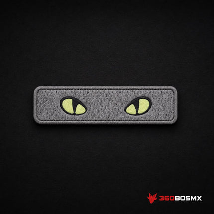 Parche Bordado Ojos Felinos Gris con Velcro