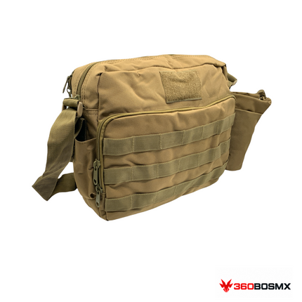 Maletín cruzado MOLLE GJP GJ017 con portabotella — Caqui sobre fondo blanco con logo 360BOSMX