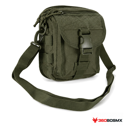 Bolsa táctica cruzada MOLLE YB101 con cinco compartimentos — Verde militar sobre fondo blanco con logo 360BOSMX